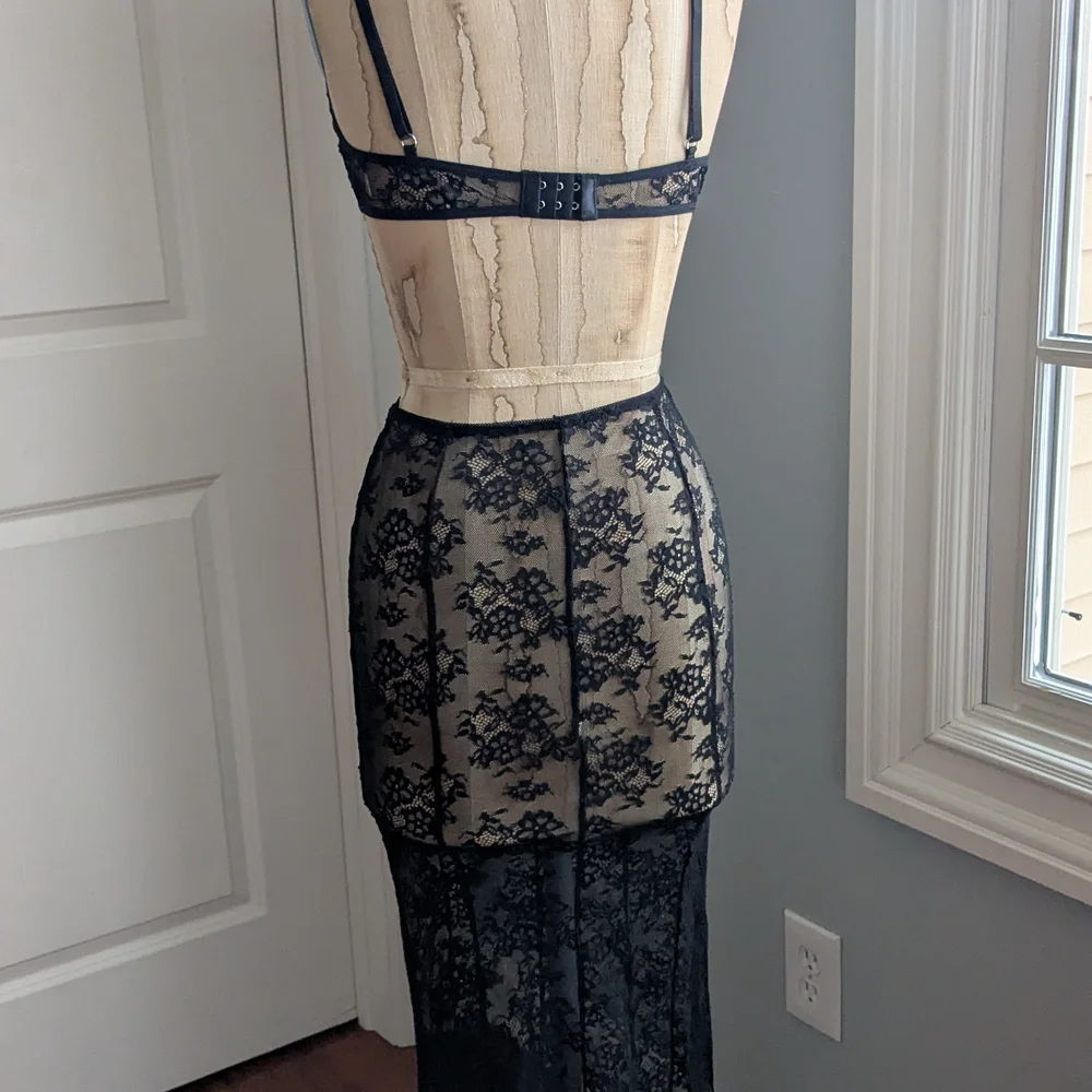 Elegant Black Lace Lingerie Set - Picture 3 of 4